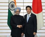 Photograph of Prime Minister Abe shaking hands with Prime Minister Singh of India