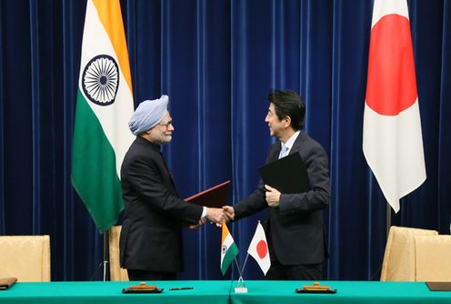 Photograph of the leaders exchanging statements at the joint statement signing ceremony