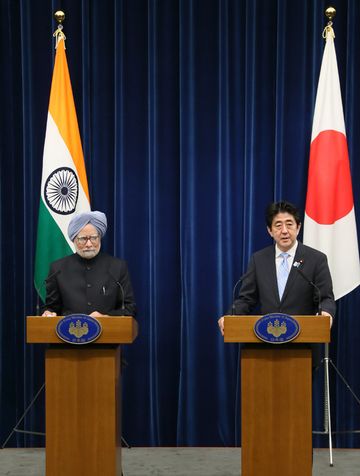 Photograph of the leaders attending the joint press announcement 1
