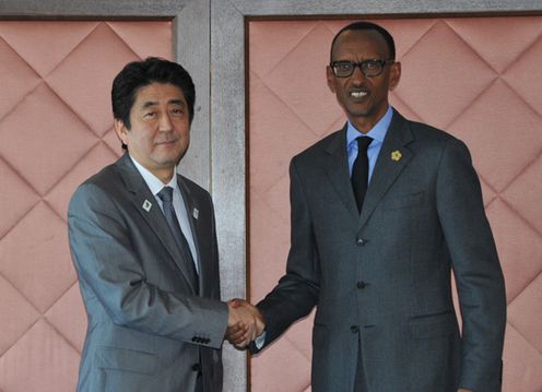 Photograph of Prime Minister Abe shaking hands with President of the Republic of Rwanda Paul Kagame