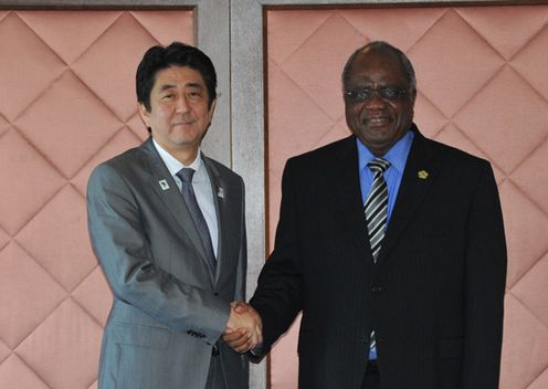 Photograph of Prime Minister Abe shaking hands with President of the Republic of Namibia Hifikepunye Pohamba