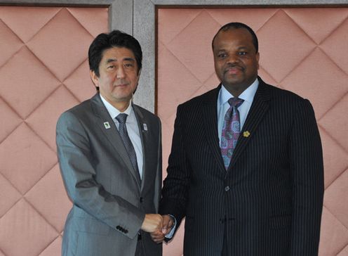 Photograph of Prime Minister Abe shaking hands with King of the Kingdom of Swaziland Mswati III