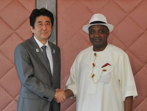 Photograph of Prime Minister Abe shaking hands with Vice President of the Federal Republic of Nigeria Mohammed Namadi Sambo