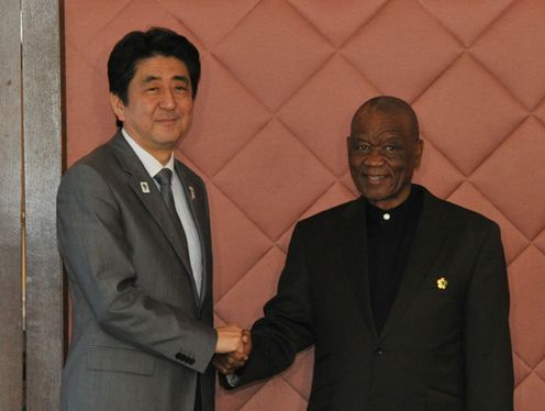 Photograph of Prime Minister Abe shaking hands with Prime Minister of the Kingdom of Lesotho Motsoahae Thomas Thabane