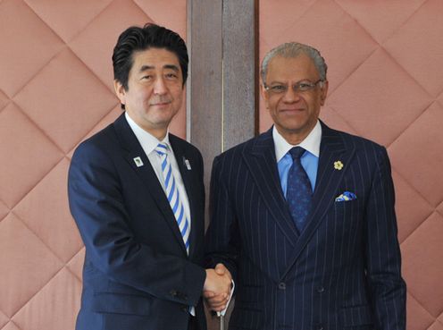 Photograph of Prime Minister Abe shaking hands with Prime Minister of the Republic of Mauritius Navinchandra Ramgoolam