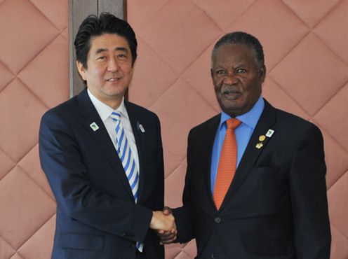 Photograph of Prime Minister Abe shaking hands with President of the Republic of Zambia Michael Chilufya Sata