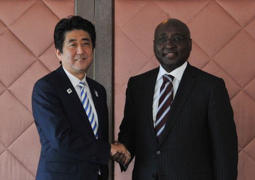 Photograph of Prime Minister Abe shaking hands with President of the AfDB Donald Kaberuka