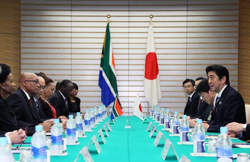 Photograph of Prime Minister Abe holding talks with President of the Republic of South Africa Jacob Zuma