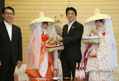 Photograph of the Prime Minister receiving a courtesy call from the Miss Plum Girls of Kishu Plum Society, Tanabe City Mayor Masago, and others