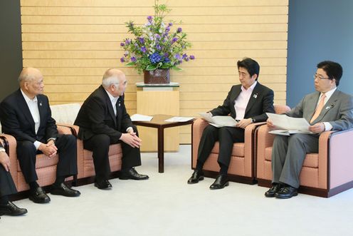 Photograph of the Prime Minister meeting the personnel of JA Group, including the Central Union of Agricultural Co-operatives (JA-ZENCHU)