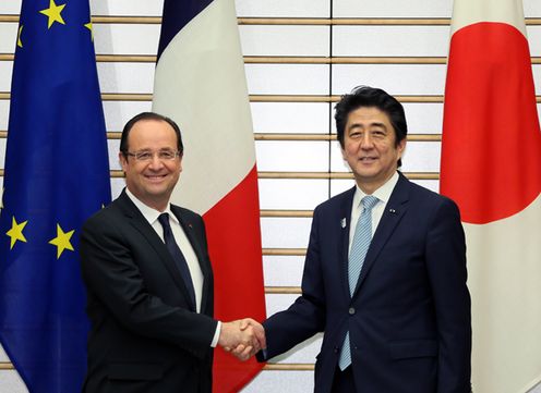 Photograph of Prime Minister Abe shaking hands with President of the French Republic Francois Hollande