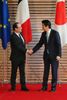 Photograph of Prime Minister Abe welcoming President of the French Republic Francois Hollande