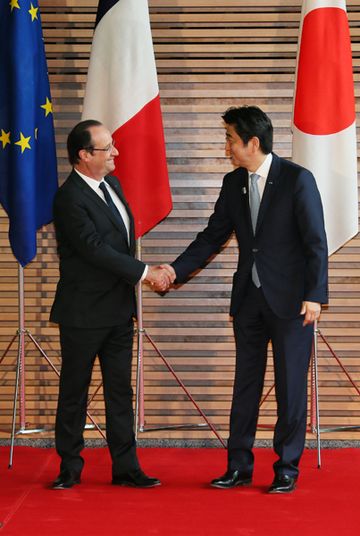 Photograph of Prime Minister Abe welcoming President of the French Republic Francois Hollande