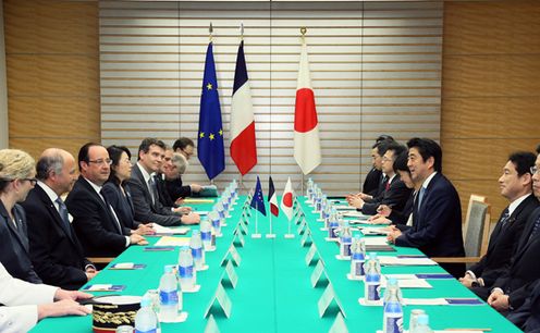 Photograph of Prime Minister Abe holding talks with President of the French Republic Francois Hollande
