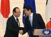 Photograph of Prime Minister Abe shaking hands with President of the French Republic Francois Hollande at the joint press conference