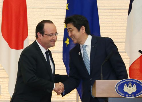 Photograph of Prime Minister Abe shaking hands with President of the French Republic Francois Hollande at the joint press conference
