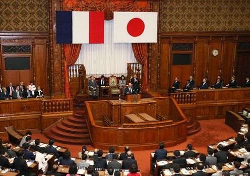 Photograph of Prime Minister Abe attending the welcome ceremony for President of the French Republic Francois Hollande and Ms. Valerie Trierweiler