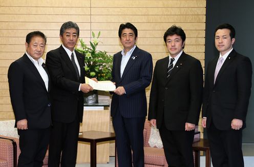 Photograph of the Prime Minister receiving a request on the Establishment of New National Defense Program Guidelines (1)