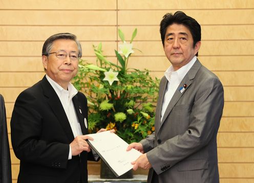 Photograph of the Prime Minister receiving a letter of request for reconstruction and revitalization