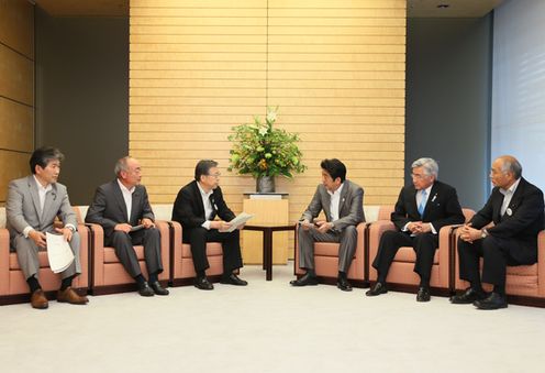 Photograph of Prime Minister Abe receiving a courtesy call from the Governor of Fukushima Prefecture, Mr. Yuhei Sato