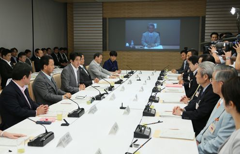 Photograph of the Prime Minister delivering an address at the meeting of the Industrial Competitiveness Council (2)