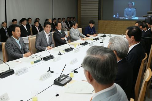 Photograph of the Prime Minister delivering an address at the meeting of the Industrial Competitiveness Council (3)