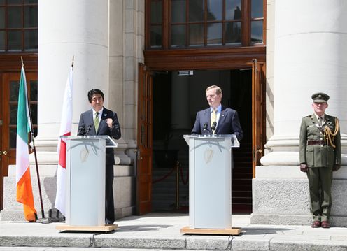 Photograph of the leaders at the Japan-Ireland joint press conference