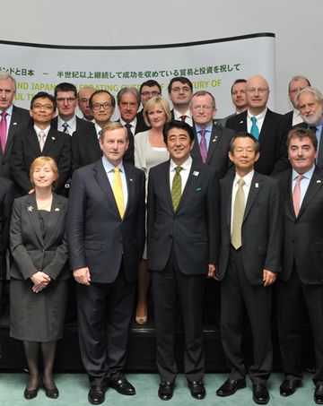 Photograph of the Prime Minister attending a commemorative photograph session with members of the Irish business community