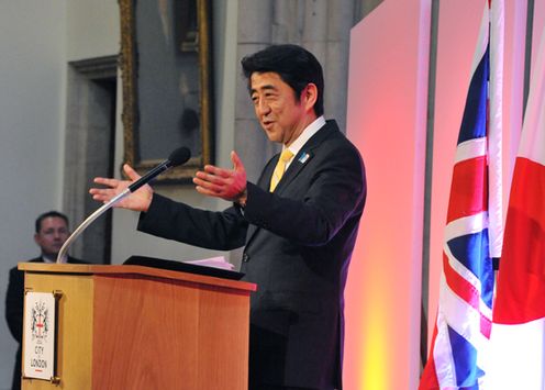 Photograph of the Prime Minister delivering a speech on economic policy (1)