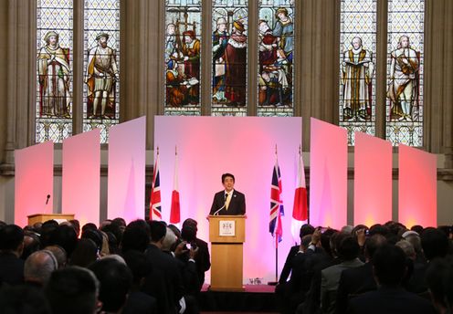 Photograph of the Prime Minister delivering a speech on economic policy (2)