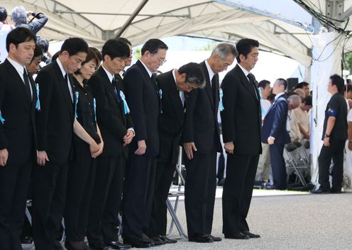 Photograph of the Prime Minister observing a minute of silence at the Memorial Ceremony to Commemorate the Fallen on the 68th Anniversary of the End of the Battle of Okinawa