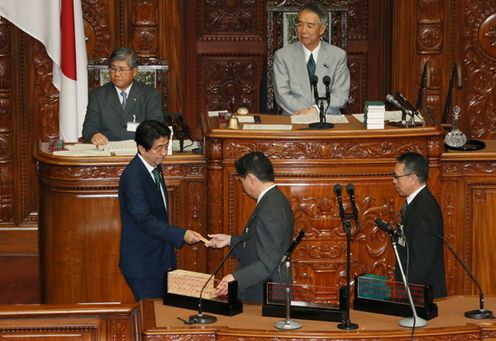 Photograph of the Prime Minister casting an overriding vote in favor of the Bill to Amend the Public Offices Election Act