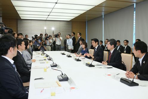 Photograph of the Prime Minister delivering an address at the Advisory Council on the 