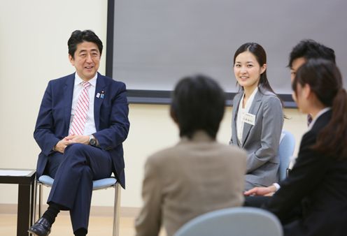 Photograph of the Prime Minister exchanging views with students and others (1)