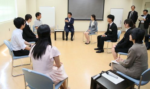 Photograph of the Prime Minister exchanging views with students and others (2)
