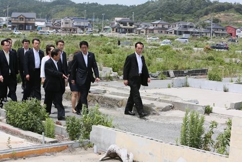 Photograph of the Prime Minister visiting Iwaki City