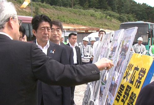 Photograph of the Prime Minister observing the work site for the restoration of the Joban Expressway