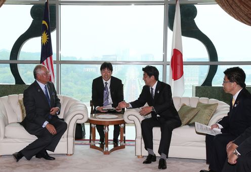 Photograph of the Japan-Malaysia Summit Meeting (1)