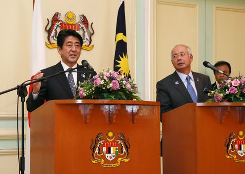 Photograph of the Prime Minister holding the joint press announcement (1)