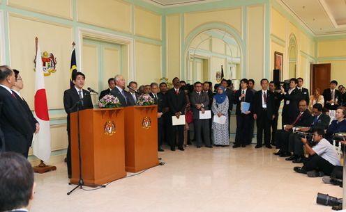 Photograph of the Prime Minister holding the joint press announcement (2)