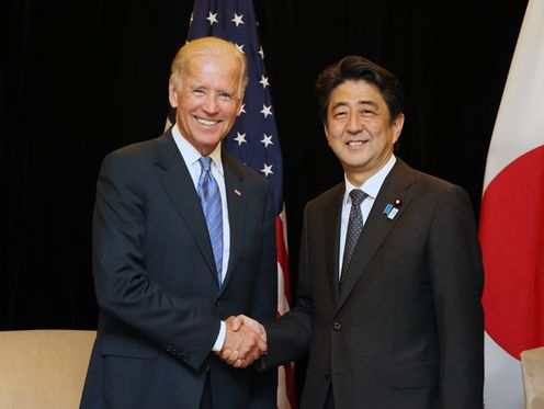 Photograph of Prime Minister Abe shaking hands with Vice President Joseph Biden of the United States