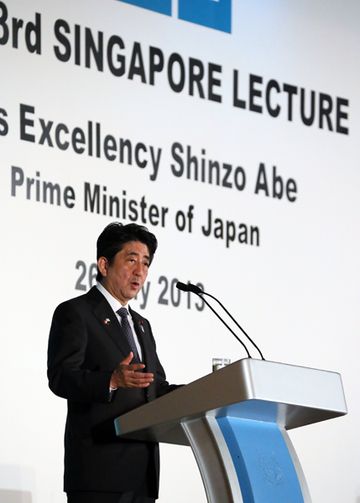 Photograph of the Prime Minister delivering an address at the Singapore Lecture (1)