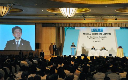 Photograph of the Prime Minister delivering an address at the Singapore Lecture (3)