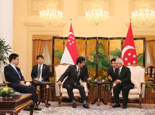 Photograph of Prime Minister Abe paying a courtesy call on President Tony Tan