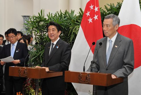 Photograph of the joint press conference (2)