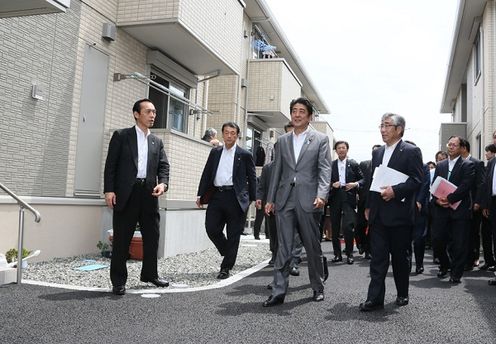Photograph of the Prime Minister observing public housing for disaster-stricken households in Ishinomaki City