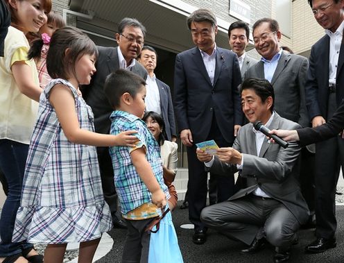 Photograph of the Prime Minister receiving a letter from children and others at the public housing for disaster-stricken households in Ishinomaki City