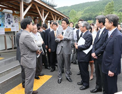 Photograph of the Prime Minister observing the Kaisei Comprehensive Care Center