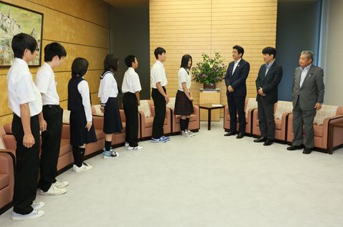 Photograph of the Prime Minister receiving a courtesy call from young descendants of former inhabitants of the Northern Territories of Japan (3)