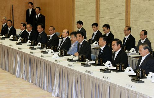Photograph of the Prime Minister delivering an address at the meeting with chairpersons of prefectural assemblies (2)